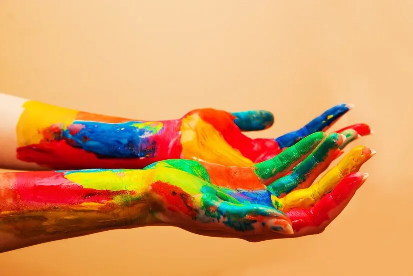 Unas manos llenas de colores