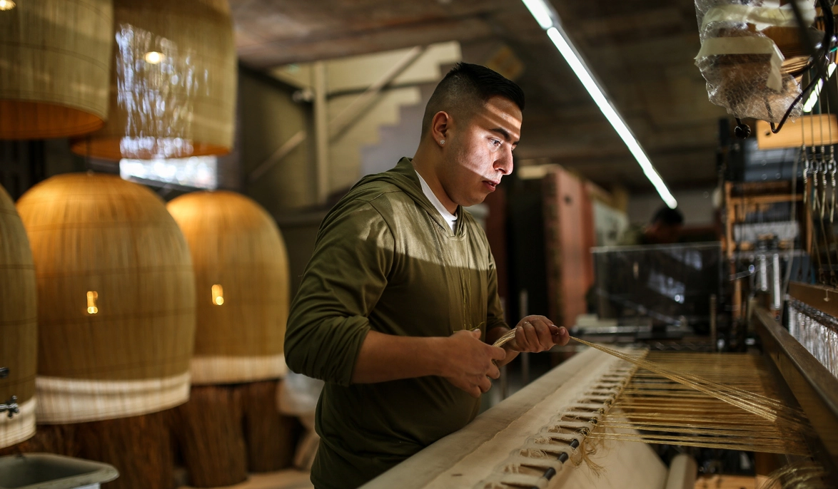 Un hombre en su taller de trabajo