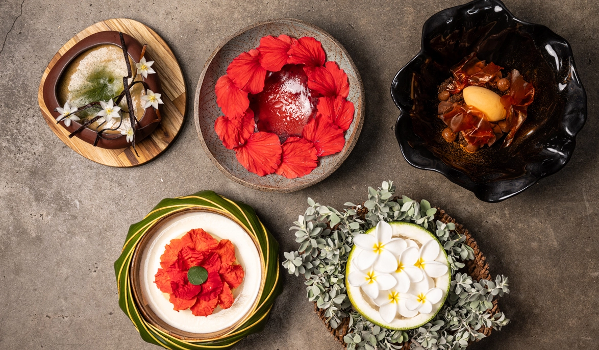 Una cocina latinoamericana: distintos platos se ven en una mesa donde figuran los colores rojo y blanco en sus comidas