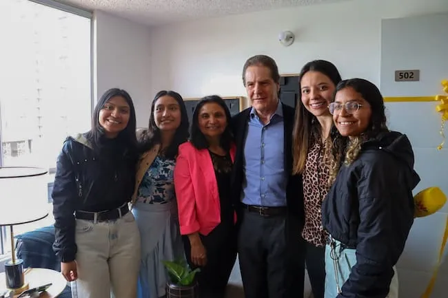 Imagen de W Radio, Conoce a Dinis Mendoza