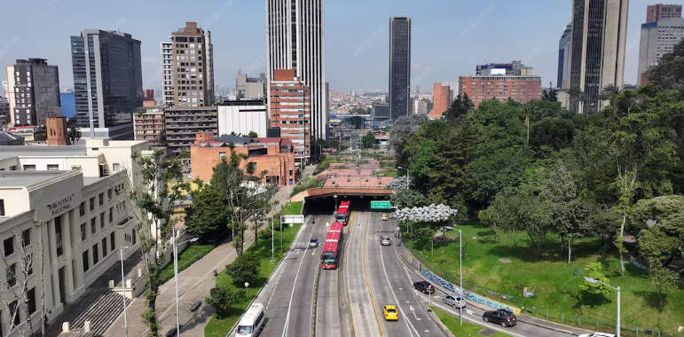 Avenida con buses y rascacielos en una ciudad moderna