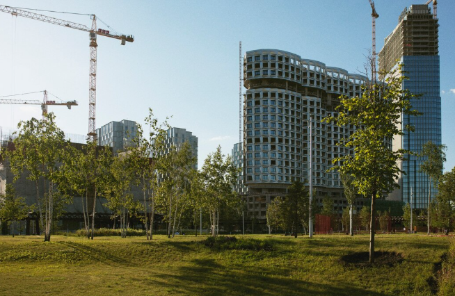 Construcción de edificios modernos con grúas en zona urbana.
