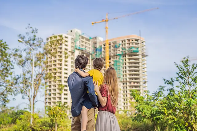 Familia visitando un proyecto de vivienda urbana de Amarilo en Colombia