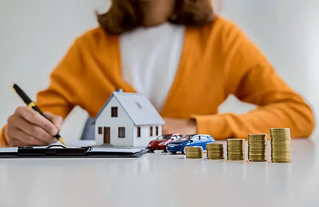 Persona revisando opciones de crédito de vivienda sin cuota inicial