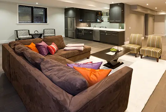 Muebles funcionales y modernos en apartamento Amarilo con diseño minimalista y luz natural