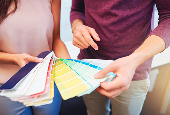 Psicología del color en apartamento moderno de Amarilo en 2026 con diseño interior armónico y tonos neutros que aportan bienestar y valorización