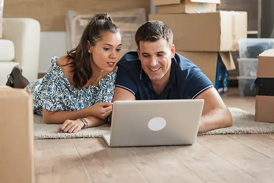 Persona comprando vivienda online desde computador.