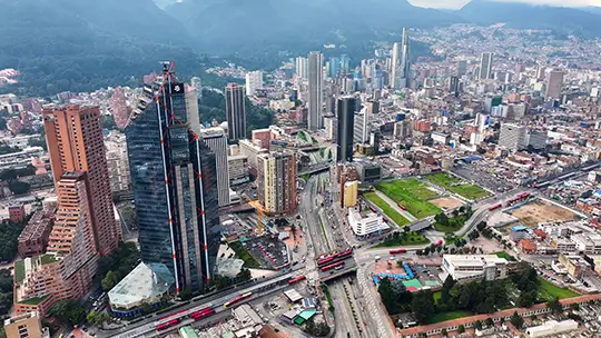 Proyecto residencial moderno en Bogotá con zonas verdes y urbanismo planificado