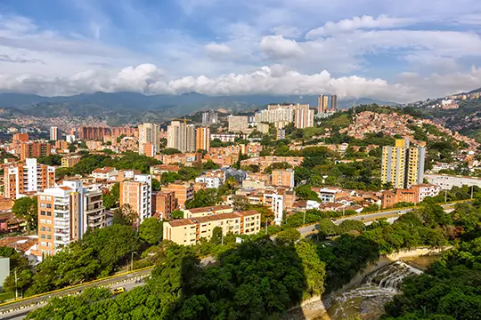 Proyecto de vivienda moderna en Medellín con diseño urbano y espacios verdes