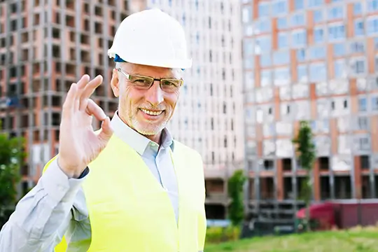 Equipo de construcción de Amarilo con profesionales senior supervisando proyecto