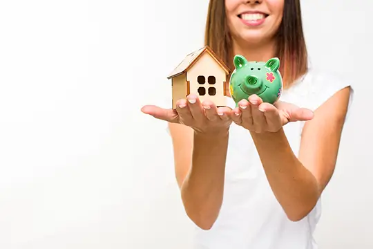 Persona usando remesas para invertir en vivienda Amarilo