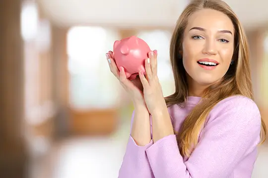 Persona organizando sus finanzas y ahorro para la cuota inicial de su primer apartamento
