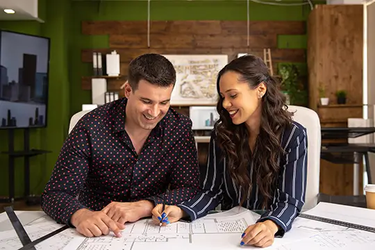 Familias, jóvenes y parejas eligiendo proyectos de vivienda nueva en Colombia con asesoría inmobiliaria