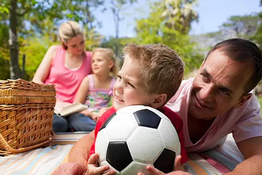 Familias disfrutando espacios de vivienda y comunidad