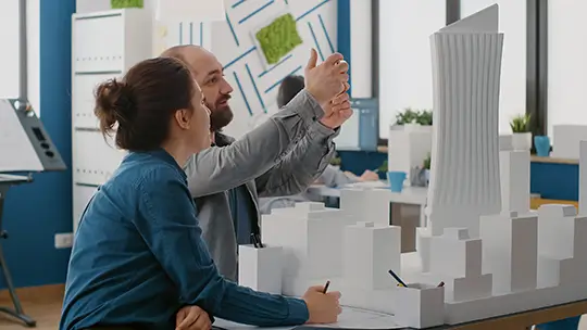 Inversionista colombiano en el exterior analizando proyectos de vivienda Amarilo
