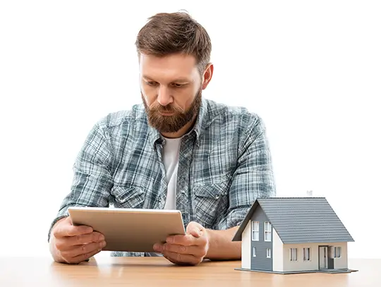 Hombre revisando requisitos para subsidio de vivienda
