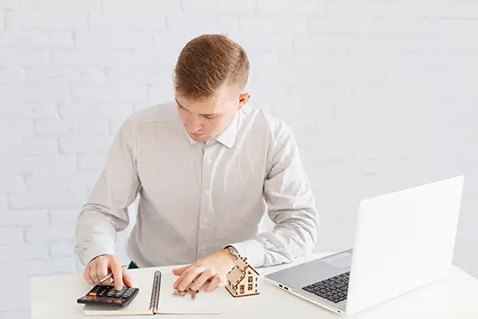 Persona calculando financiación para comprar vivienda
