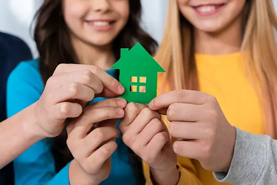 Jóvenes planeando la compra de vivienda