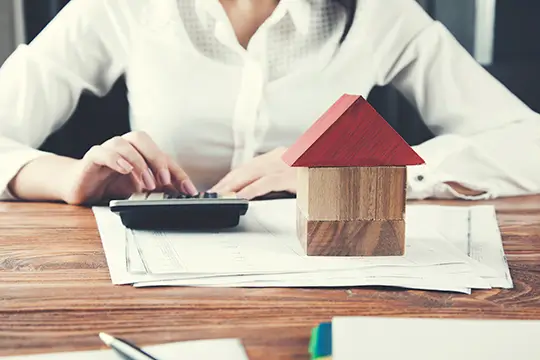 Persona comparando opciones de crédito para comprar vivienda