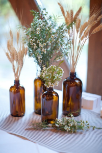 Decoración con flores secas en jarrones