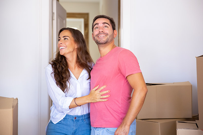Pareja estrenando casa