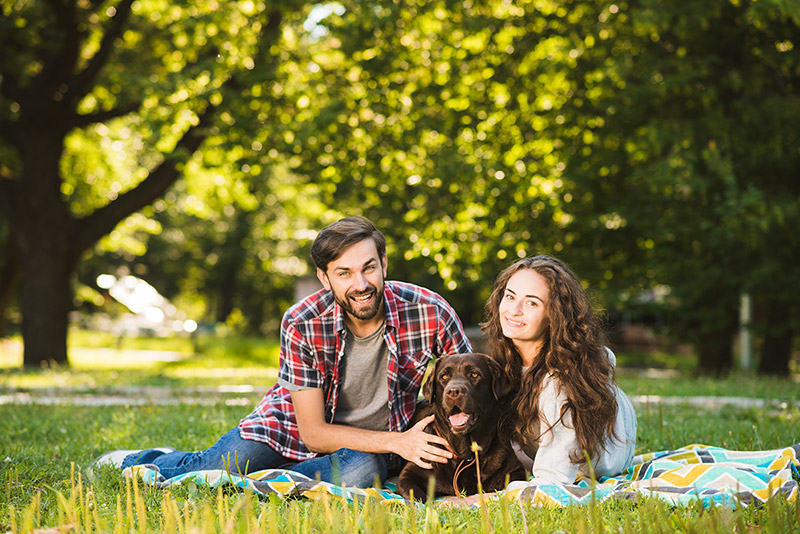 Pareja con mascota