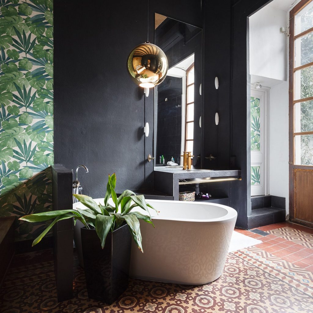 Mezcla materiales en la decoración de baños