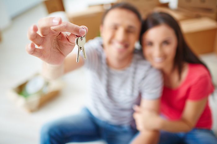 Pareja comprando vivienda para invertir 