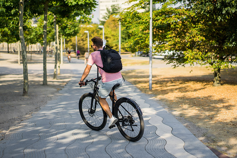  Hombre en bicicleta por la ciudad