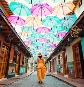 Calle de sombrillas Guatape, Colombia
